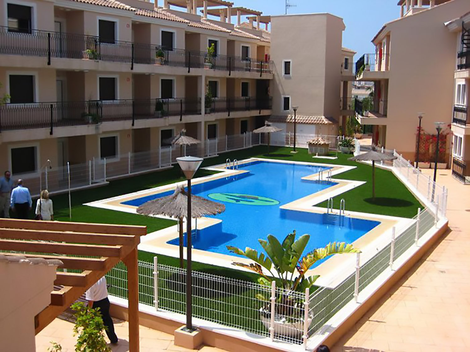 Apartamento bajo con jardín (foto 1)